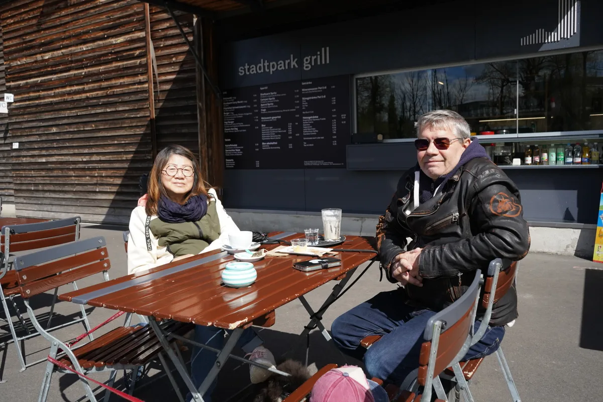 Frau und Thomas Fischer im neu eröffneten Stadtparkcafé.